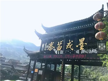 鳳凰古城、晚會、矮寨大橋、魔鬼玻璃棧道、墨戎苗寨汽車兩日游