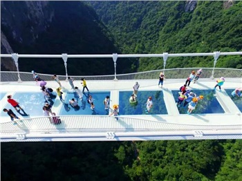 C玻璃橋、天門仙山、夯吾苗寨、鳳凰古城“神秘湘西之旅” 品質純玩2晚3日游