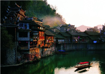 黃龍洞、天門仙山、夯吾苗寨、鳳凰古城“神秘湘西之旅” 品質(zhì)純玩2晚3日游D