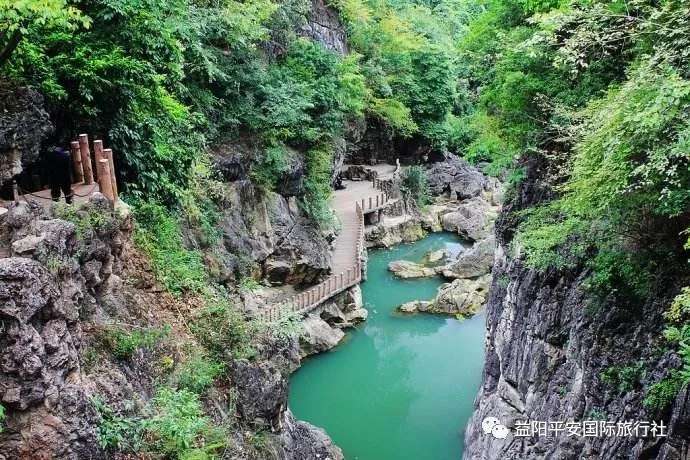 貴州黃果樹大瀑布、梵凈山、西江千戶苗寨、荔波大小七孔、鎮(zhèn)遠古城遵義會議會址、息烽集中營汽車七日游